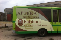 Reklama na autobusie komunikacji miejskiej dla apteki im. Fabiana w Bolesławcu